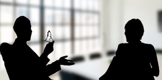 Facebook blochează conturi și șterge postări. Oamenii se plâng de raportări abuzive ale unor anonimi facebook internet spion