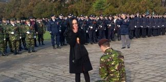 Un tânăr militar și-a cerut iubita în căsătorie chiar de Ziua Națională cerere în căsătorie parada militară