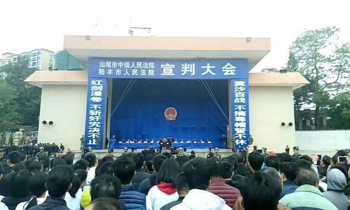 Condamnări la moarte, cu spectatori, în China. Foto: video.sina.com