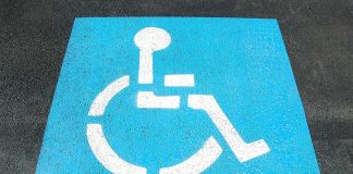 Tu ai parcat vreodată pe locul persoanelor cu dizabilități? Aceste locuri „nu sunt un moft” locuri de parcare persoane cu dizabilități