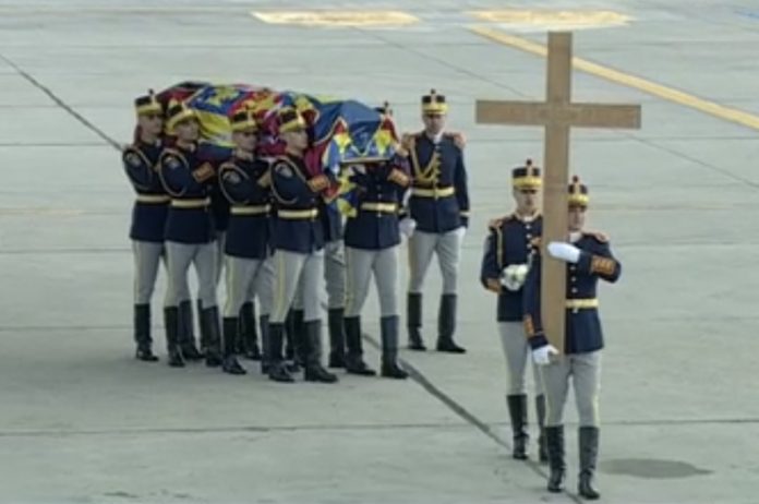 regele mihai adus în țară