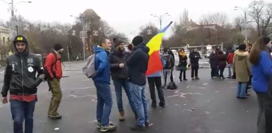 Câteva zeci de protestatari au ocupat încă de dimineață Piața Victoriei. Foto: GreatNews