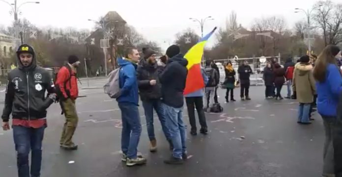 Câteva zeci de protestatari au ocupat încă de dimineață Piața Victoriei. Foto: GreatNews