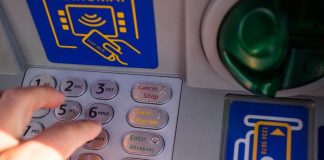 Locuri de muncă la bănci. Casierii vor fi înlocuiți Locuri de muncă la bănci FOTO: jarmoluk/Pixabay.com