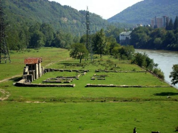 Un castru roman, pe malul Oltului, în județul Vâlcea. Foto: Wikimedia Commons