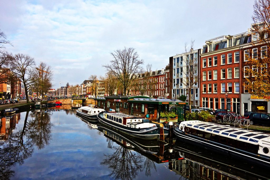 De anul viitor, un city break Amsterdam ar putea veni cu prețuri mai mari la cazare FOTO: MabelAmber/Pixabay.com