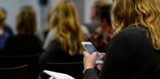 Regulament școlar 2018. Fără telefoane mobile la oră Noul regulament școlar 2018 prevede că elevii nu mai au voie cu telefoane la ore FOTO: Skitterphoto/Pixabay.com