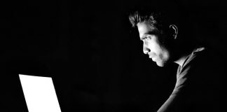 Amendat pentru că a jignit un polițist pe Facebook internet facebook hacker