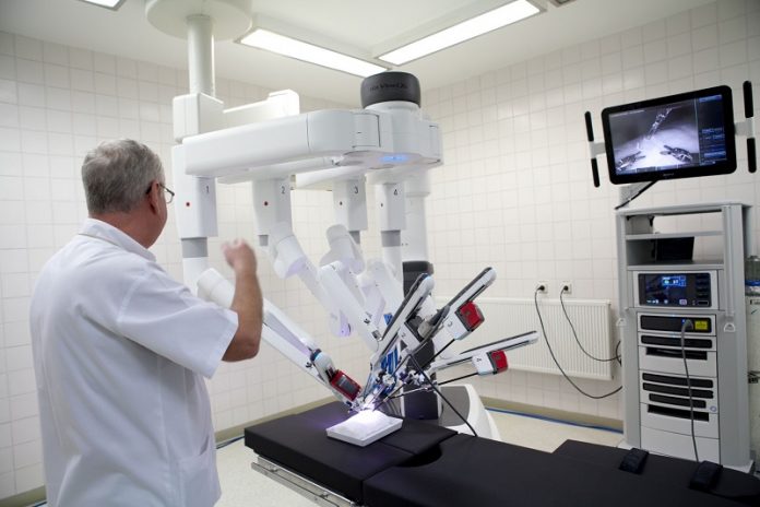 Așa arată robotul chirurgical din Timișoara. Foto: Televiziunea Medicală