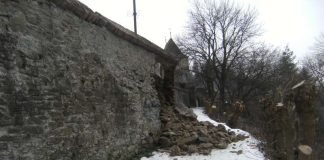 Zidul unei cetăți medievale din România, monument UNESCO, s-a prăbușit Zidul cetății medievale s-a prăbușit în 5 februarie 2018. Foto: Facebook - Primăria Sighișoara