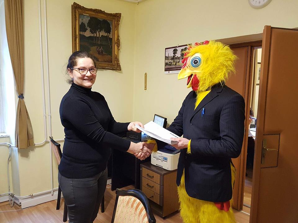 József Tichy-Rács candidează pentru un loc în Parlamentul Ungariei într-un costum de găină. Foto: Facebook