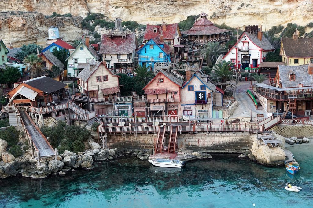„Popeye`s village”, locul în care s-a filmat Popeye în 1980, cu Robin Williams în rol principal FOTO: strecosa/Pixabay.com