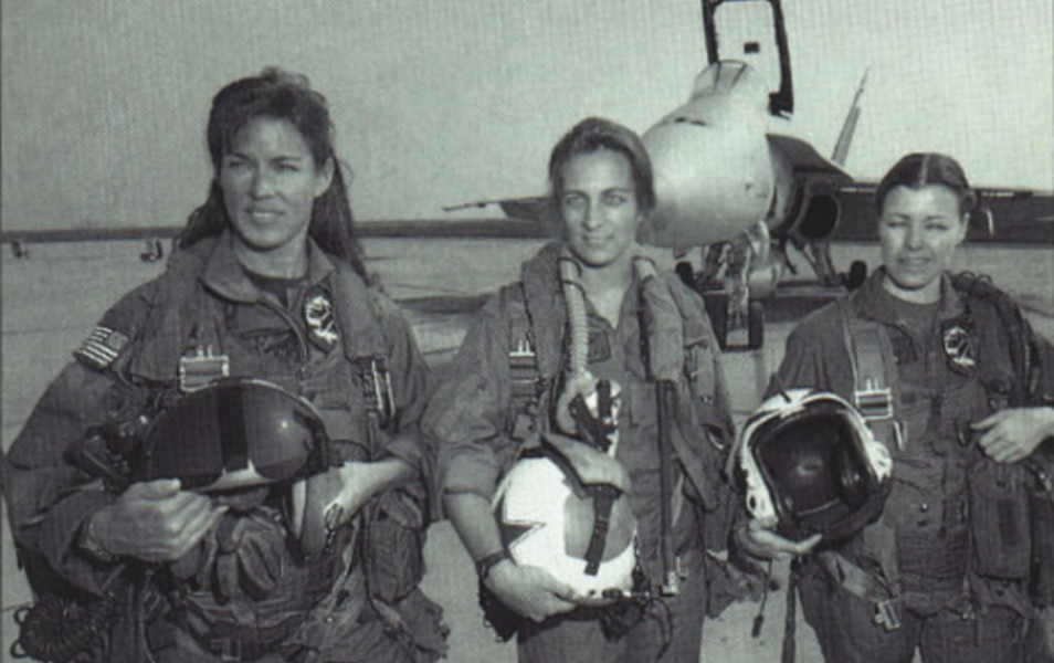 Tammie Jo Shults (prima din stânga) într-o fotografie din anii `80, perioadă în care era pilot pe avioane de luptă FOTO: All Hands/US Navy