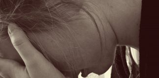 Al 9-lea caz de coronavirus din România. 3 români din Italia sunt și ei infectați mamă depresie femeie tristețe