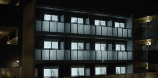 Cea mai ciudată metodă de protecție pentru femeile singure. Voi ați încerca-o? umbră prieten virtual japonia