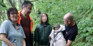 O fetiță de 11 ani și-a salvat mama și fratele căzuți într-o râpă fetiță cheile carașului