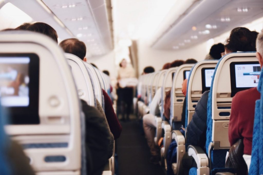 Dacă vei călători în avion cu bebe trebuie să respecți câteva reguli FOTO: StockSnap/Pixabay.com