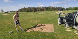 România, țara unde se fură până și iarba verde! 2 indivizi cu un Mercedes au tăiat gazon din rezervație furat gazon rezervație