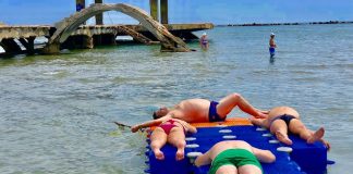 „Bunul simț” la români. Loc de plajă pentru copii, ocupat de adulți ponton copii