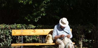 Umilință. Bătrân bolnav venit de la sute de km, trimis de spital să doarmă în gară bătrân