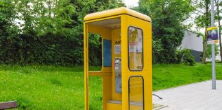 La naștere a fost abandonat într-o cabină telefonică. A aflat de ce după 64 de ani cu ajutorul ADN-ului cabină telefonică