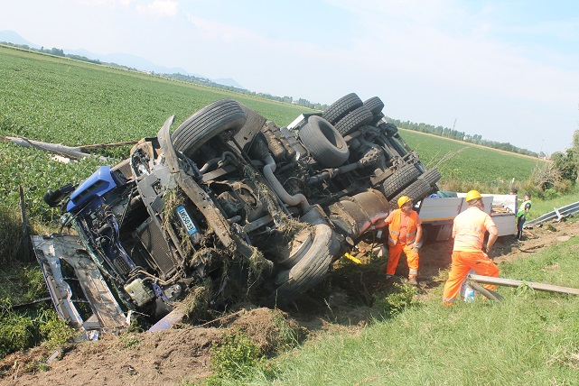 camion răsturnat italia român erou