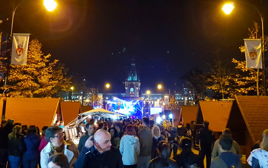 În fața Palatului Culturii din Iași s-a organizat un concert, dar fără artificii