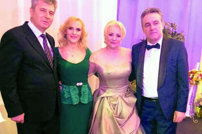 Cristinel Dăncilă (dreapta), alături de soția sa, Viorica, Gabriela Firea și Florin Pandele. FOTO: Antena3.ro