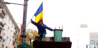 Orașul din România cu steaguri ținute în coșuri de gunoi steaguri în tomberoane râmnicu vâlcea