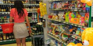 Un lanț de supermarketuri renunță la casele self-service. Care este motivul Imagine din supermarketul Zanfir din zona gării din Focșani