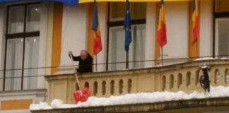 Emil Boc a pus mâna pe lopată și a deszăpezit primăria emil boc zăpadă lopată cluj