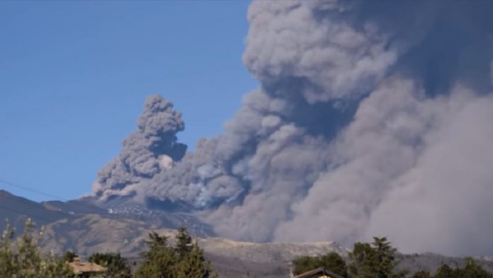 vulcanul etna a erupt