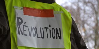 Parisul, sub asediu: Vestele galbene protestează din nou