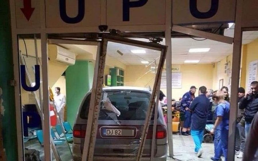 mașină intrată în unitatea de primiri urgențe craiova