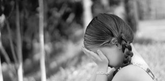 Acuzații grave: fetiță cu autism ascunsă de educatoare ca să îi iasă bine inspecția fetiță autism copil trist