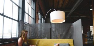 Joburi la domiciliu. Ce venituri obții dacă lucrezi din confortul casei tale joburi la domiciliu