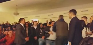 Scandal în ședința PSD. Un protestatar a intrat în sală și i-a huiduit pe cei prezenți scandal psd brăila
