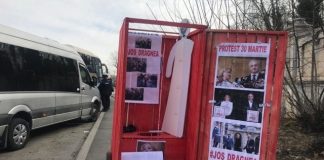 WC adus la Palatul Parlamentului: “Ajută-l pe Dragnea să ajungă la baie” wc palatul parlamentului