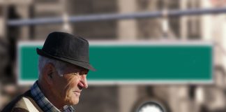 Pensionarii care s-au trezit cu pensiile reduse cu 60%: de la 4.000 de lei la 1.600. „Suntem disperați” bătrân pensionar