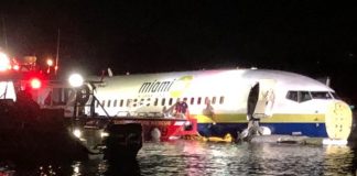 Un avion Boeing 737 cu 143 de oameni la bord a ajuns într-un râu avion boeing râu apă