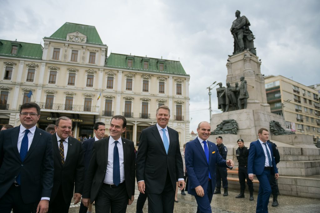 Klaus Iohannis a mers alături de mai mulți lideri PNL la pas prin centrul Iașului FOTO: Presidency.ro