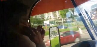 Cum se conduce tramvaiul în România: vorbind la telefon, și cu țigara în mână | VIDEO vătmăniță craiova țigară telefon