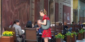 8 joburi care îți aduc bacșișuri mari