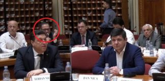 Ministru PSD, prins în timp ce și-a aprins o țigară chiar în Parlament