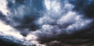 Prognoză specială pentru București. Vor fi vijelii, ploi torențiale, grindină, descărcări electrice nori negri furtună cod portocaliu