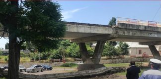 Infrastructura la pământ. O porțiune dintr-un pod s-a prăbușit peste șosea | VIDEO pod rutier prăbușit buzău