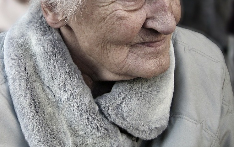 femeie bătrână