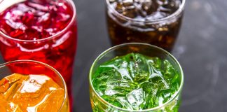 Sute de vânzători de sucuri și ape, amendați. Produse depozitate la soare, etichete greșite sucuri băuturi