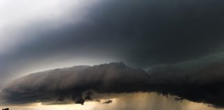 Tocmai a fost emis un cod galben de vijelii, ploi torențiale și grindină. Lista județelor afectate nori furtună cod ploi torențiale ploaie