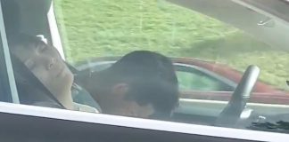 Șofer filmat în timp ce dormea la 90 km/h pe autostradă, pe pilot automat mașină tesla pilot automat